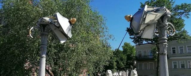 В Петербурге ищут вандалов, погнувших фонари на Львином мосту
