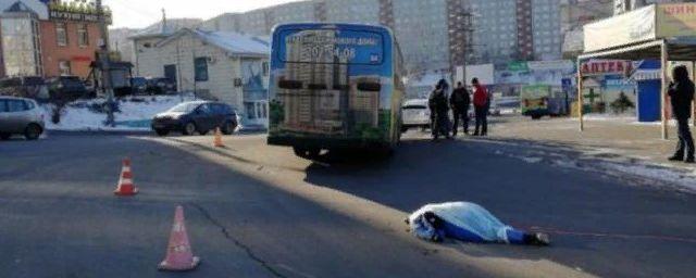 Во Владивостоке водитель автобуса насмерть сбил женщину