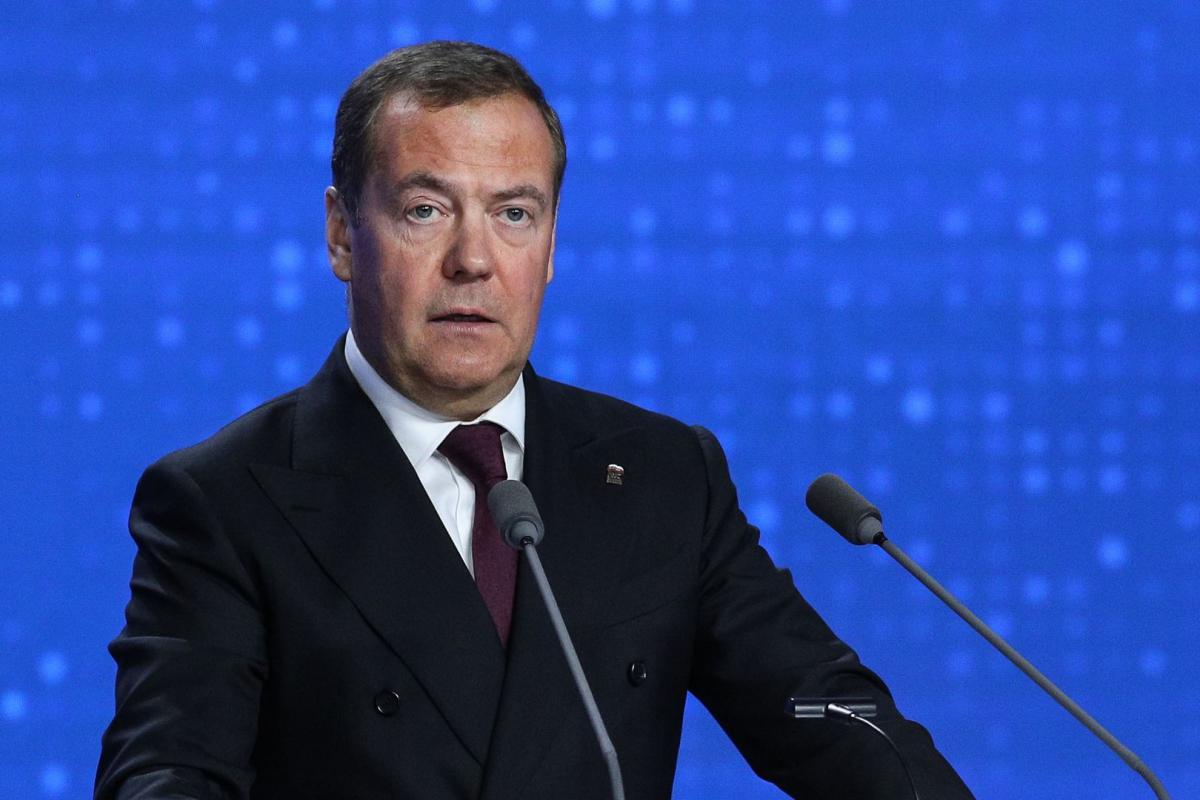 Медведев посоветовал Киеву принять мирное предложение Путина (военный преступник)