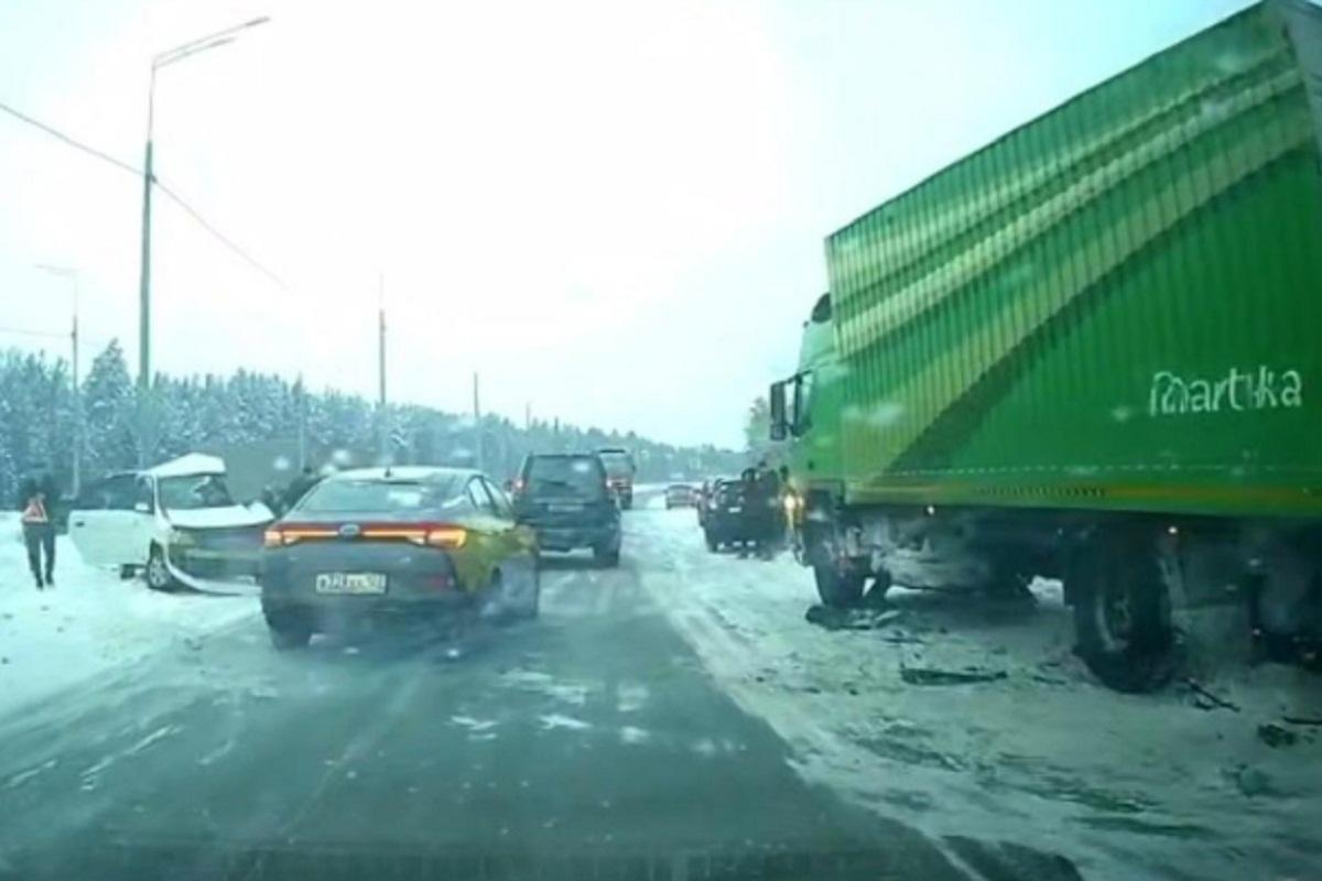 На трассе под Новосибирском произошло массовое ДТП