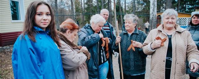 В Чебоксарах волонтеры раздали георгиевские ленты беженцам из Донбасса