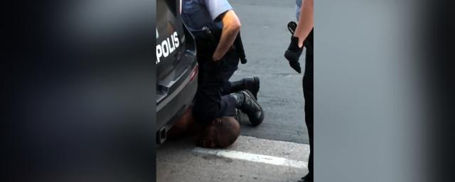 В США начался бунт из-за убийства полицейскими темнокожего мужчины, умолявшего о помощи