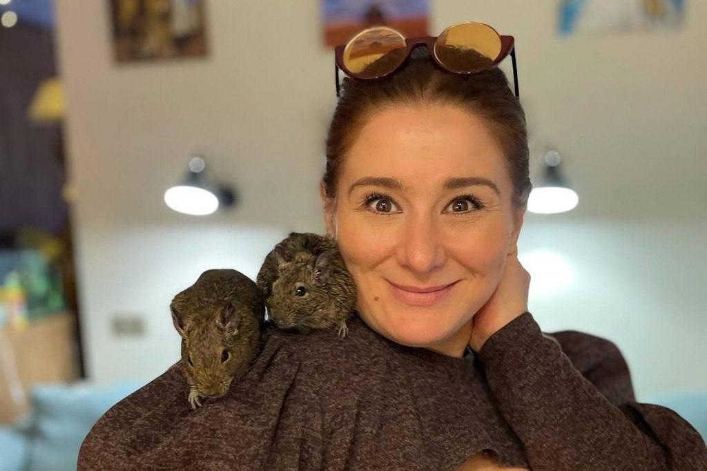 «Без мужчины мне жить проще». Звезда «Ворониных» Юлия Куварзина рассказала о фиктивном браке и разводе с отцом троих детей