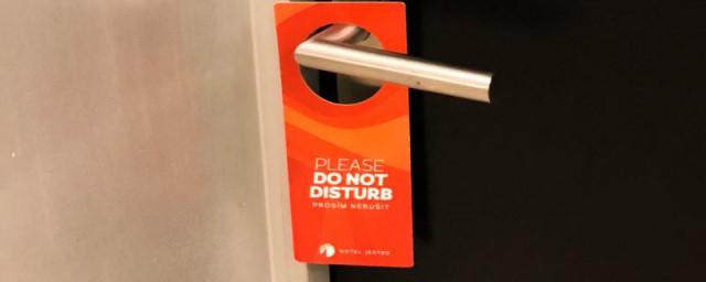 Эксперт посоветовал использовать табличку «Не беспокоить» в гостинице для безопасности своих вещей