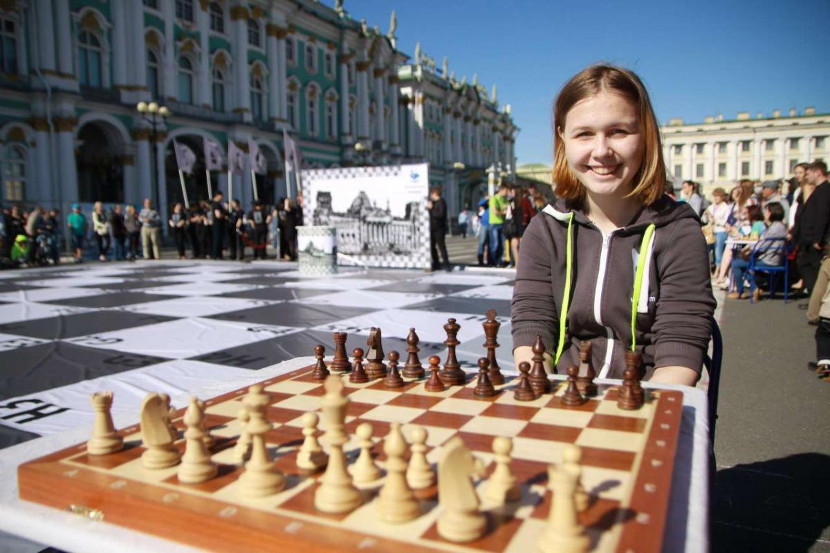 Партию «живых шахмат» разыграют на Дворцовой площади в Петербурге