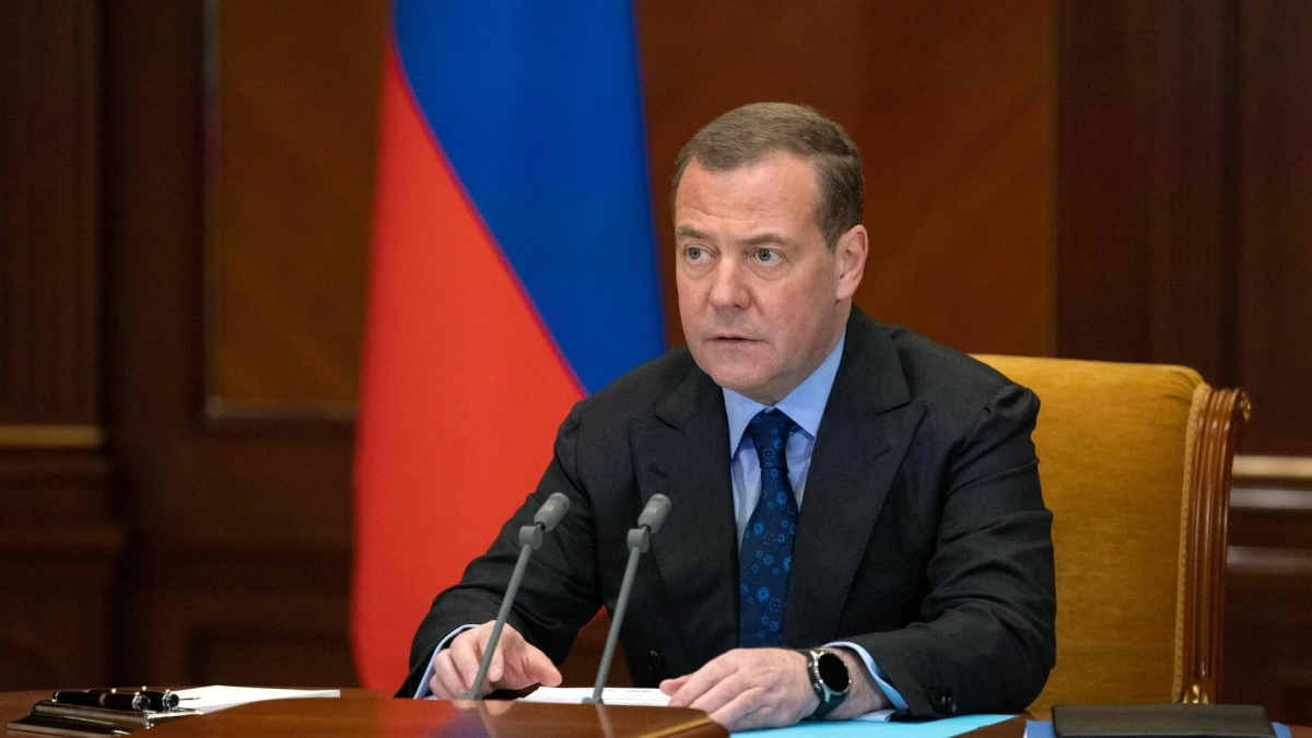 Медведев указал на явный перекос в зарплатах инженеров и курьеров