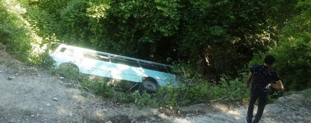 Автобус со школьниками упал в овраг в азербайджанском городе Шеки