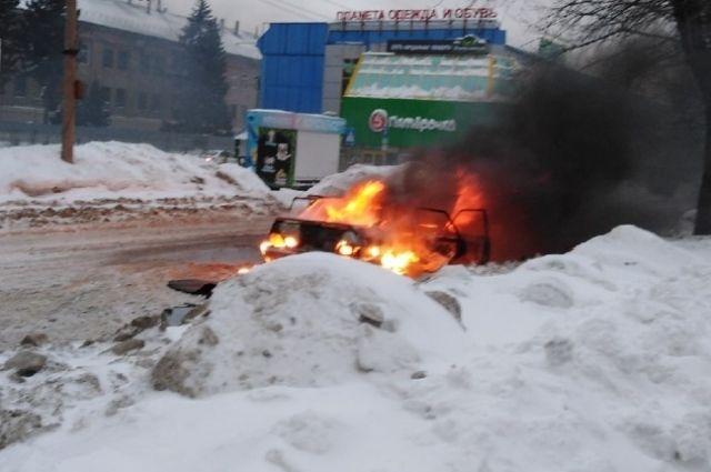 В Заельцовском районе Новосибирска сгорел автомобиль