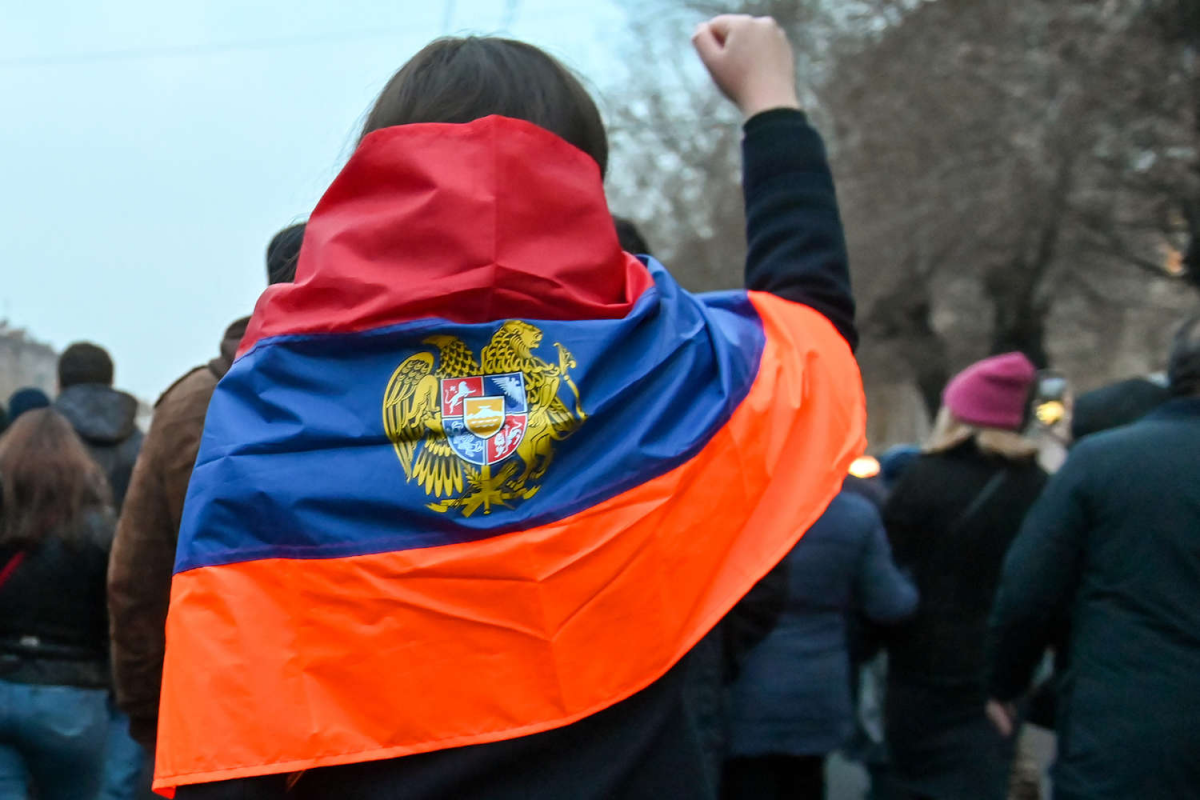 Армяне с русским флагом. Девушка с армянским флагом. Армения против Турции. Армяне протестуют около Российской базы Гюмри. Армения вступит в ес