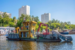 Коммунальный флот Москвы собрал на акватории120 тонн мусора с начала летней навигации