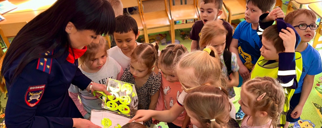 Госавтоинспекторы провели для красногорских дошкольников обучающее занятие