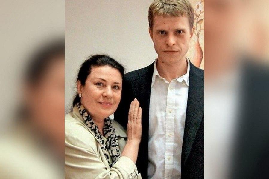 Он рыдал в реанимации, но было поздно. Сын Валентины Толкуновой довел маму до рака?