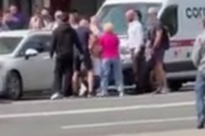 Девушку насильно пытались загнать в автомобиль в Москве чтобы вернуть в реабилитационный центр