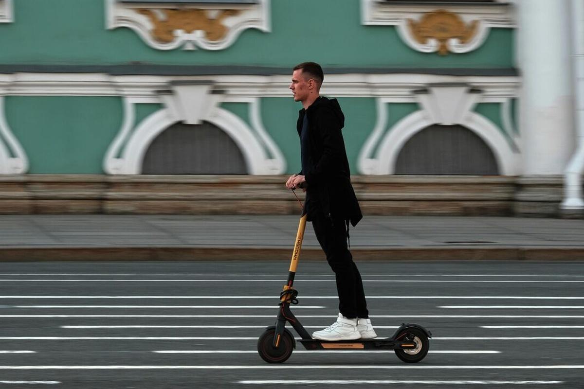 В кикшеринговые сервисы в Петербурге поступило 10 тысяч жалоб на электросамокатчиков