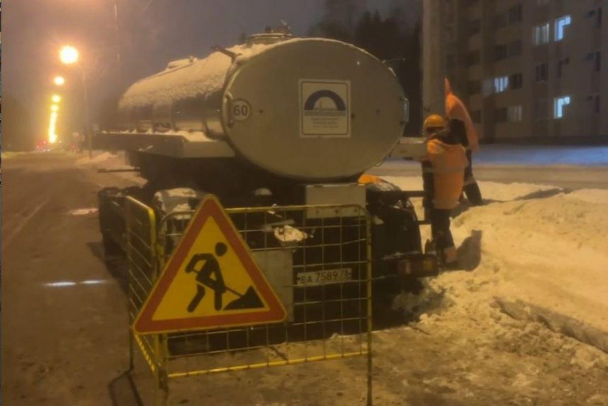 В Ломоносове Ленинградской области ночью промывали от хлора водопроводную сеть