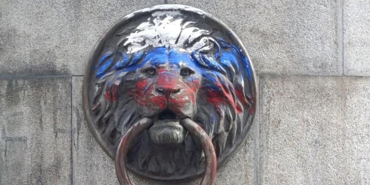 На Украине постамент демонтированного памятника Екатерине II покрасили в российский триколор