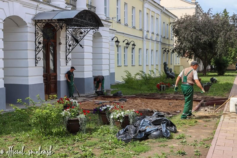 На улице Маяковского в Смоленске стартовало строительство сцены для артистов