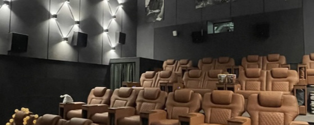 В омском кинотеатре «Слава» кино теперь можно смотреть полулежа