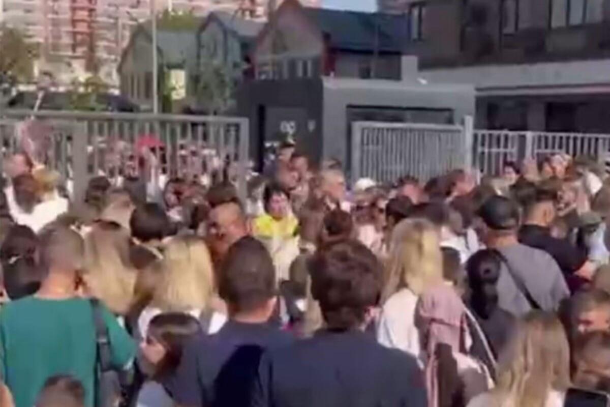 Узкий вход в новую школу в Краснодаре вызвал давку и стресс у детей и родителей