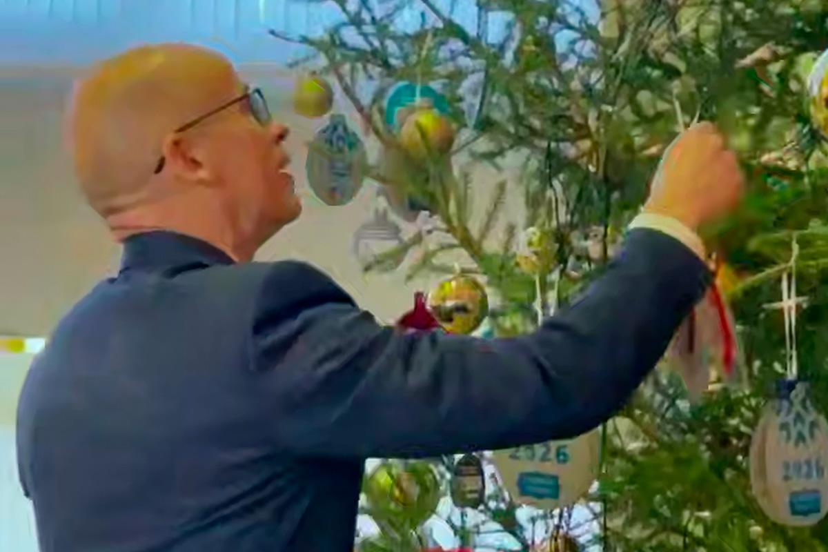 «Начинаем сбывать мечты!»: Александр Бречалов дал старт традиционной акции «Елка желаний» в Удмуртии