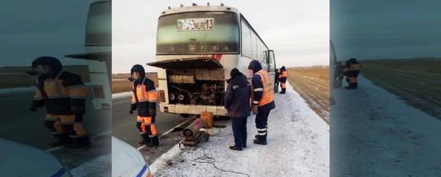 В Сибири спасли 54 пассажиров сломавшегося на трассе автобуса