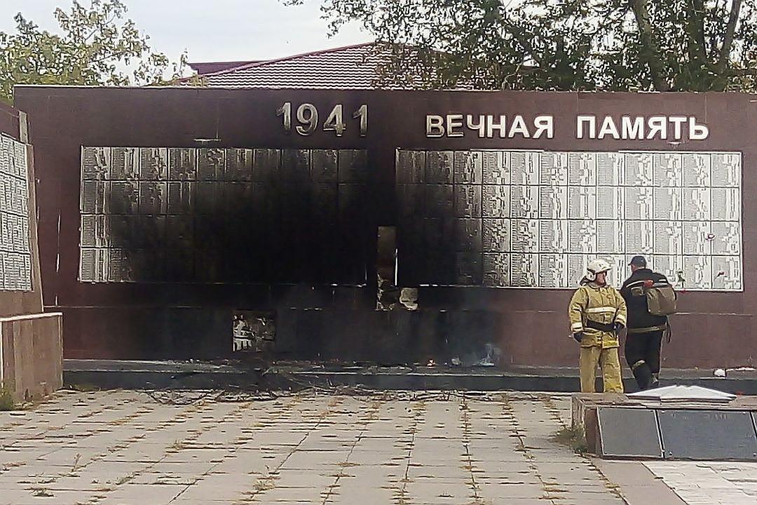 В Барабинске учительница спасла монумент Славы от пожара