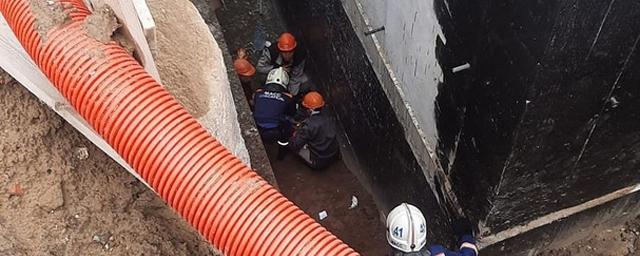 На стройке в Новосибирске рабочий упал в котлован глубиной восемь метров