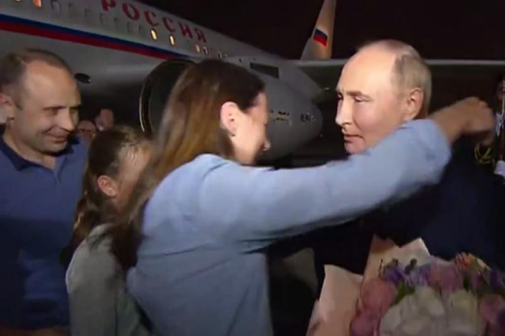 Путин встретил у трапа освобожденных после обмена россиян