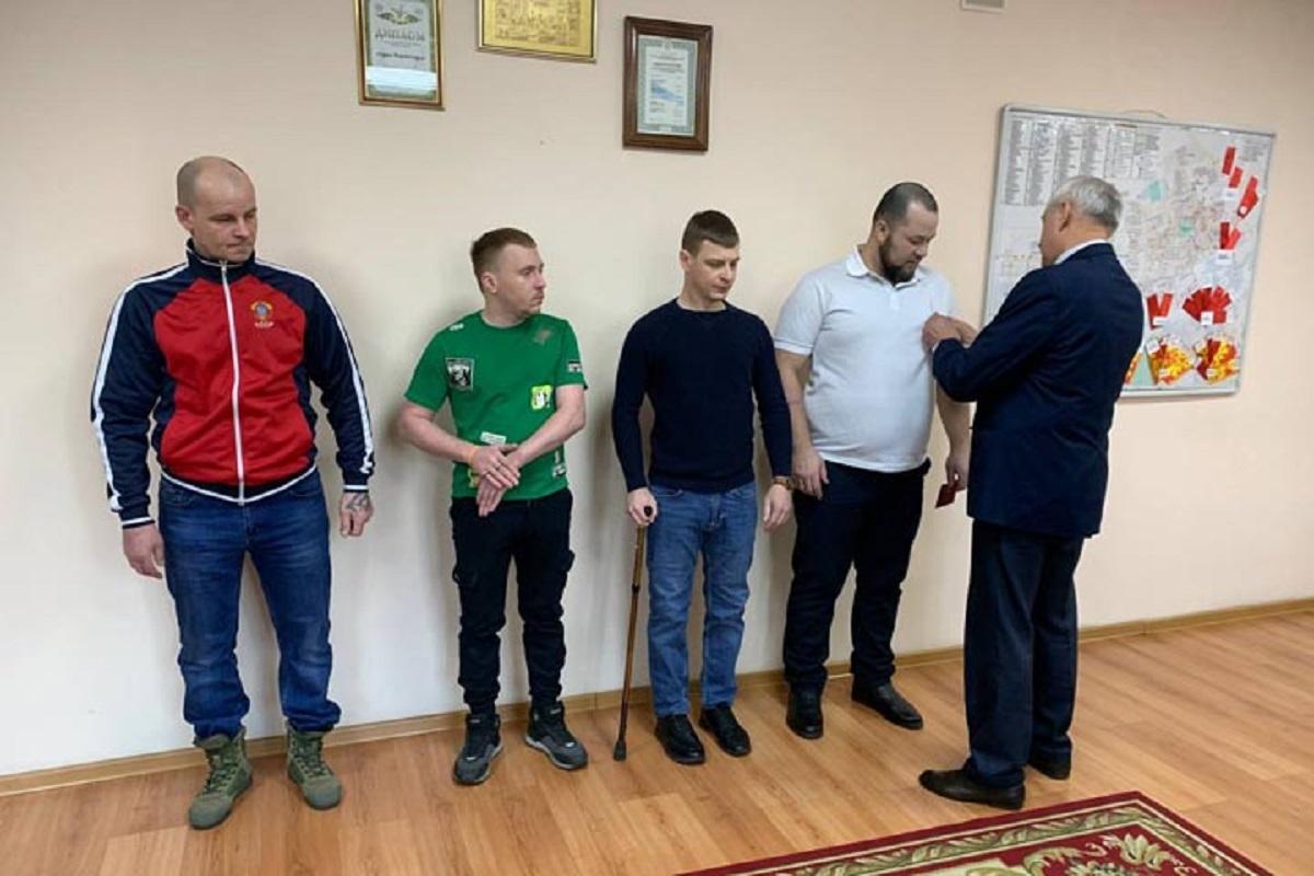 Мэр Черногорска вручил медали «За отвагу» участникам спецоперации