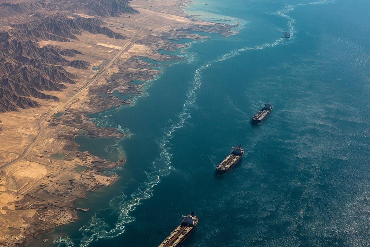 Когда танкеры меняют курс: что происходит в Ормузском проливе