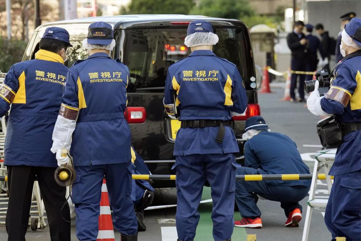 Неизвестный оставил на клумбе сумку с человеческими останками