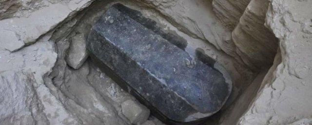 В Сети нашлись желающие выпить жидкость из черного саркофага в Египте