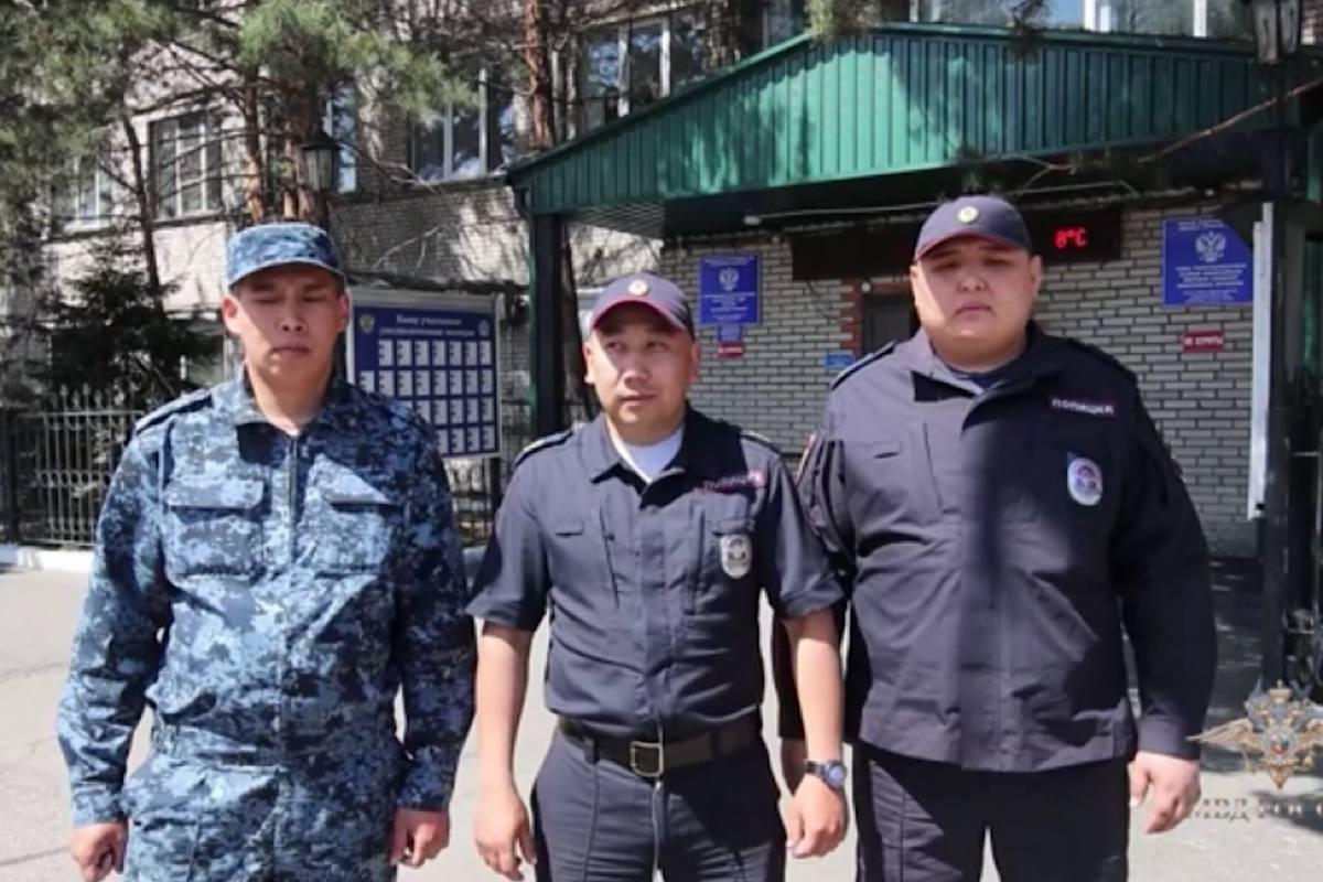 Колокольцев лично наградил тувинских полицейских, вытащивших человека из горящего дома