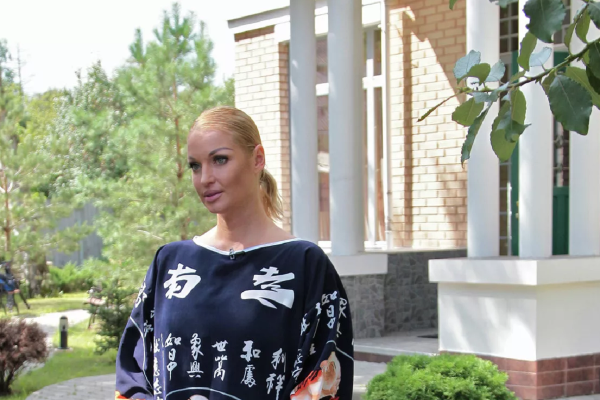 Долги Волочковой за коммунальные услуги взыщут по решению суда