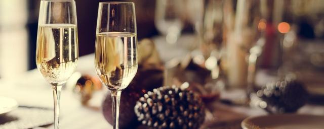 Диетологи посоветовали правильно выбирать блюда и напитки на Новый год