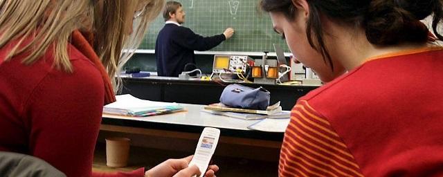 Голикова не поддерживает идею запрета использования смартфонов в школе