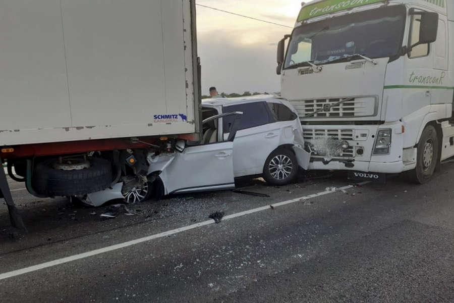 Под Воронежем два ребенка и взрослые оказались зажаты между большегрузами после ДТП