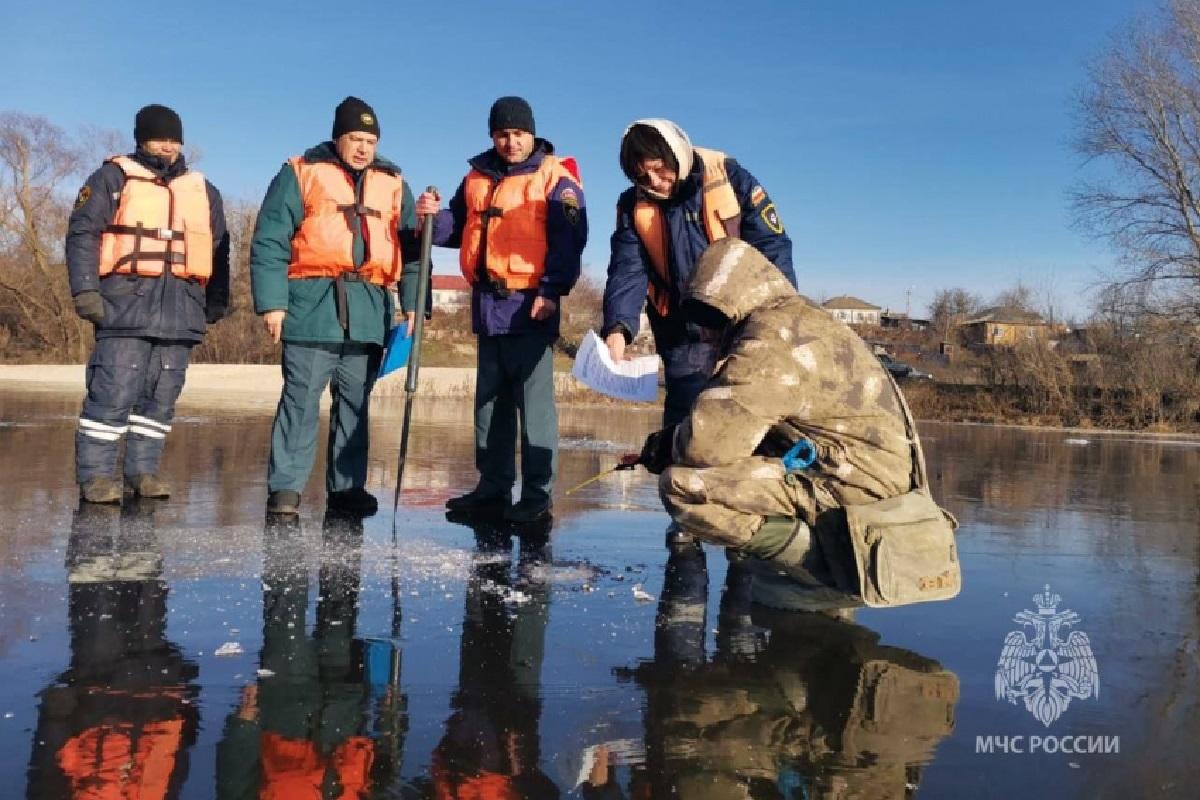 В Ростовской области за неделю спасатели сняли с опасного льда 25 человек