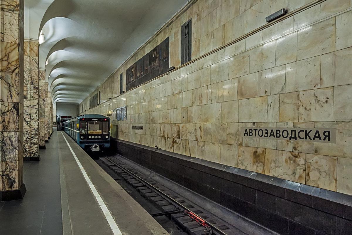 Человек, прыгнувший на пути станции метро «Автозаводская» в Москве, погиб