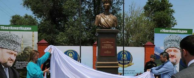 Около детской больницы в Грозном открыли памятник доктору Лизе