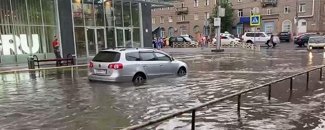 В центре Новосибирска мощный ливень затопил улицы