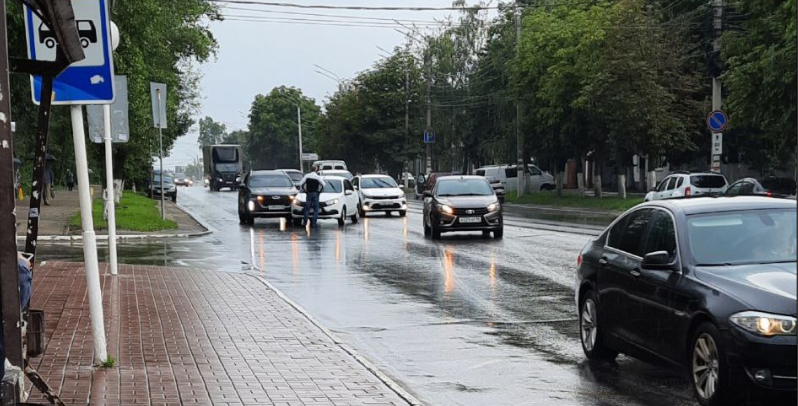 Утро в Курске началось с ДТП возле областной больницы