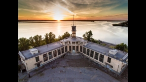 Разрушающееся здание речного вокзала в городе Волжском возьмет под защиту государство