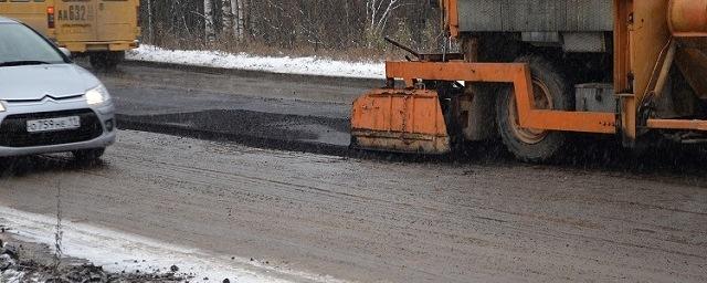 Во Владивостоке дорожные службы вновь укладывают асфальт поверх снега