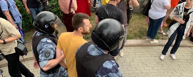 На акции в центре Москвы задержали более 200 человек