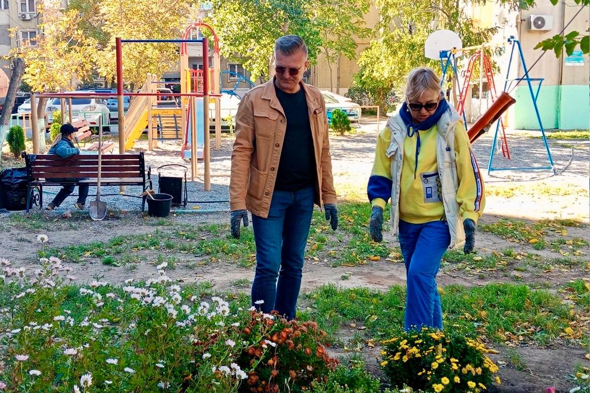 Депутат областной Думы Владимир Сухарев помог озеленить двор на улице Сен-Симона в Астрахани