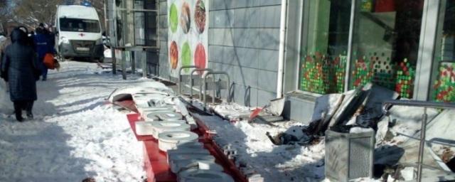 В Нижнем Новгороде женщина погибла после падения козырька магазина