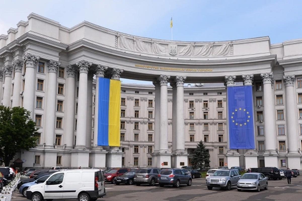 МИД Украины вызвал дипломата США после  прекращения поставок оружия