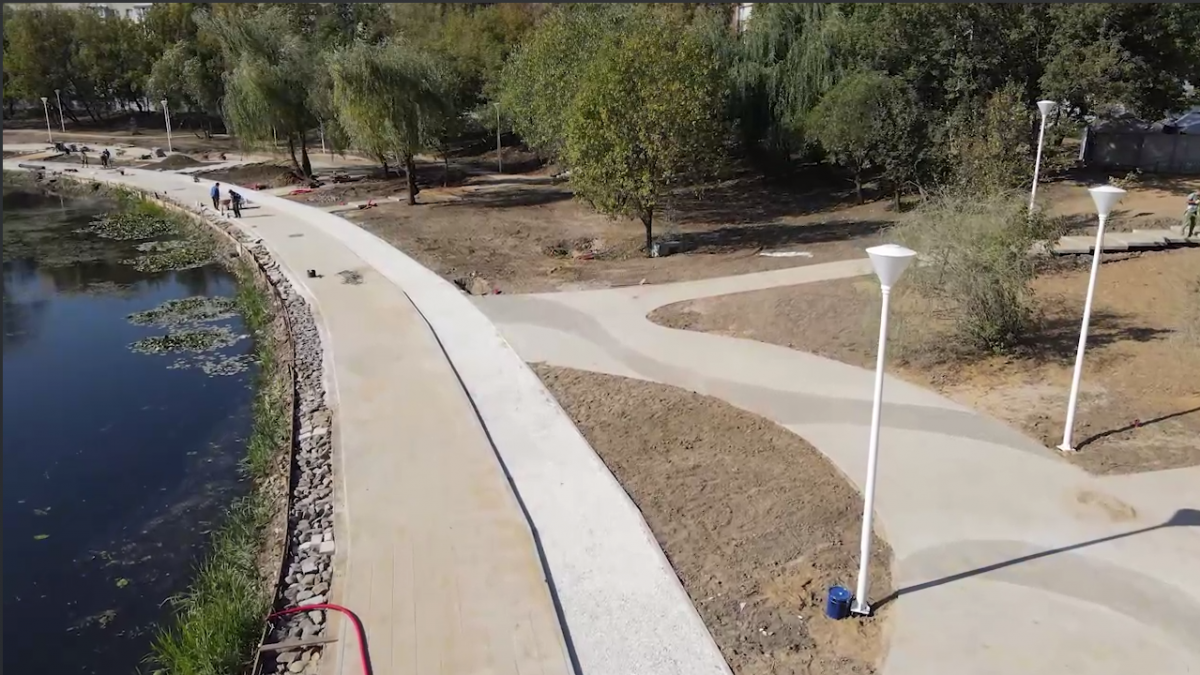 В Городском округе Пушкинский благоустраивают территорию Травинского озера