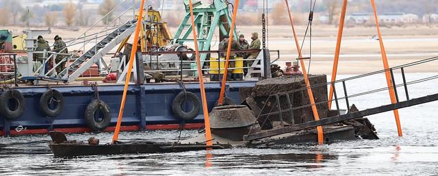 В Волгограде подняли со дна Волги затонувший во время войны бронекатер